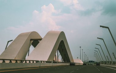 Abu Dabi, BAE: 04112023- Günbatımında Abu Dabi şehri, gün batımında güzel gökyüzü, gün batımında bulutlar. Yüksek kalite fotoğraf