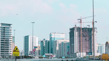 Dubai, BAE: 04112023 - Gündüz yol ve binaların görüntüsü, Modern şehir, yüksek binalar. Yüksek kalite fotoğraf