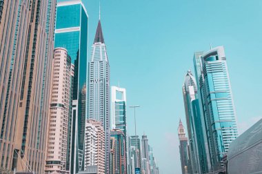 Dubai, BAE: 04112023 - Gündüz yol ve binaların görüntüsü, Modern şehir, yüksek binalar. Yüksek kalite fotoğraf