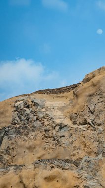 Fujairah dağları, Omani Al Hajar dağ sırasının uzantısı. Boş sokakta bulutlu bir kış günü. Yüksek kalite fotoğraf