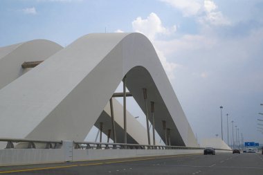 Abu Dabi, BAE: 04112023- Günbatımında Abu Dabi şehri, gün batımında güzel gökyüzü, gün batımında bulutlar. Yüksek kalite fotoğraf