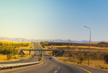 Sabah yol, dağ yolu, Kazakistan yolu ve doğa. Yüksek kalite fotoğraf