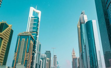 Dubai, BAE: 04112023 - Gündüz yol ve binaların görüntüsü, Modern şehir, yüksek binalar. Yüksek kalite fotoğraf