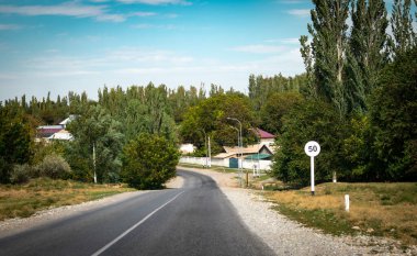 Sabah yol, dağ yolu, Kazakistan yolu ve doğa. Yüksek kalite fotoğraf