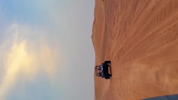 Uomo Sta Andando Bicicletta Nel Deserto — Video Stock