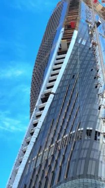 Vinçli yeni bir modern bina inşa etmek. Yeni konut binasının inşaatı.