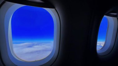 Bir uçak penceresinin kanadı