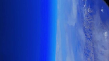 Uçağın penceresinin görüntüsü