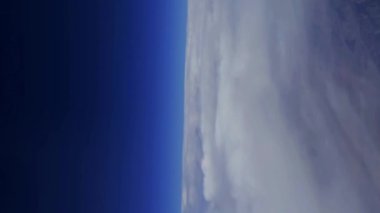 Beyaz bulutlu mavi gezegen