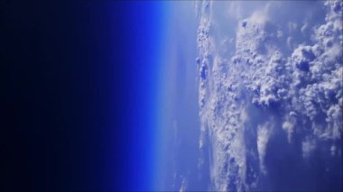 Dağ manzarasının üstündeki kanadın üstündeki uçak penceresinden manzara. Yüksek kalite 4k görüntü