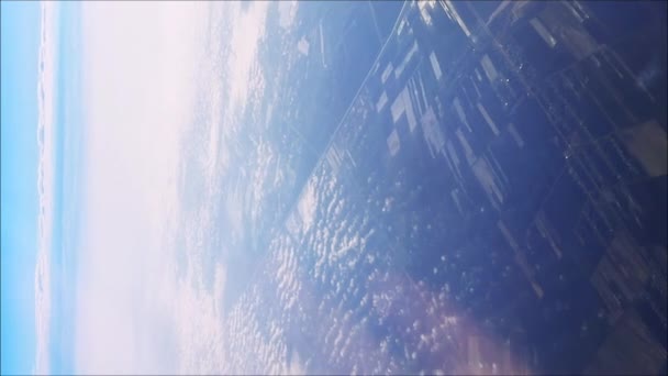 Pemandangan Yang Indah Dari Jendela Pesawat Atas Sayap Lanskap Gunung — Stok Video