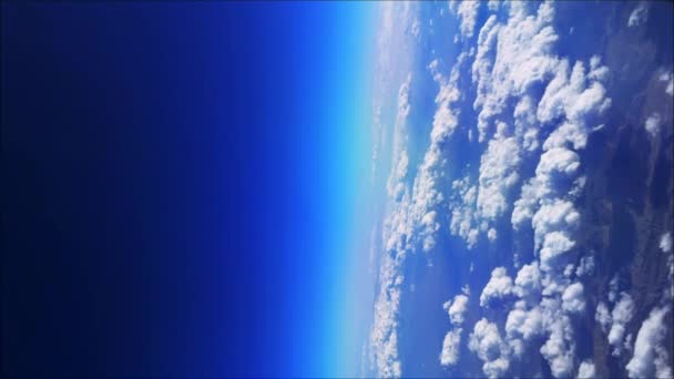 Dağ Manzarasının Üstündeki Kanadın Üstündeki Uçak Penceresinden Manzara Yüksek Kalite — Stok video