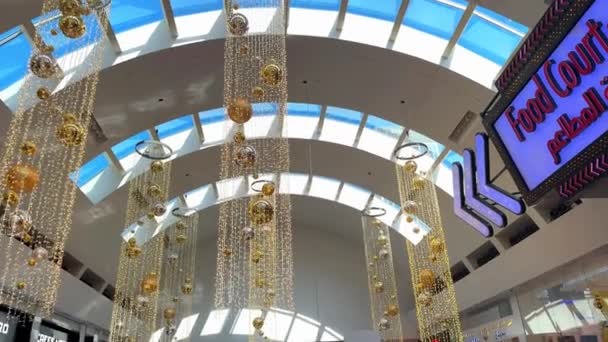 圣诞装饰品 圣诞装饰品 新年装饰品的购物中心 — 图库视频影像