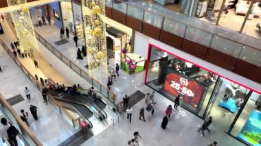 Modern alışveriş merkezinin içi.