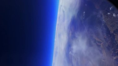 Bir uçağın penceresinden bak.