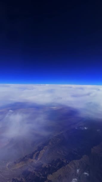 Het Pittoreske Uitzicht Vanuit Het Vliegtuigraam Vleugel Het Berglandschap Hoge — Stockvideo