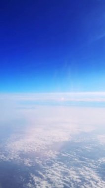 Dağ manzarasının üstündeki kanadın üstündeki uçak penceresinden manzara. Yüksek kalite 4k görüntü