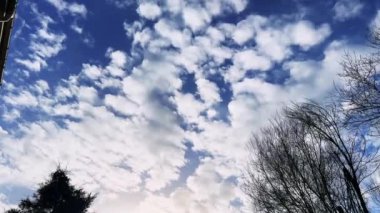 Dağ manzarasının üstündeki kanadın üstündeki uçak penceresinden manzara. Yüksek kalite 4k görüntü
