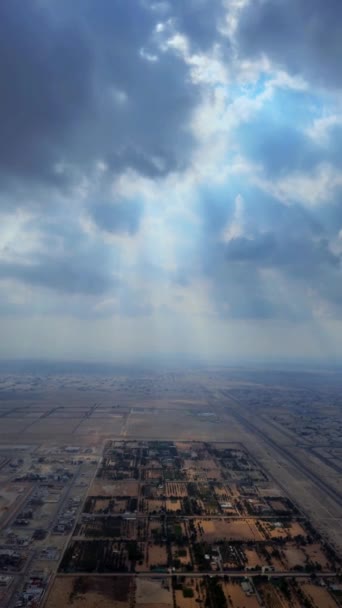Malowniczy Widok Okna Samolotu Nad Skrzydłem Krajobraz Górski Wysokiej Jakości — Wideo stockowe