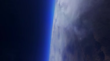 Dağ manzarasının üstündeki kanadın üstündeki uçak penceresinden manzara. Yüksek kalite 4k görüntü