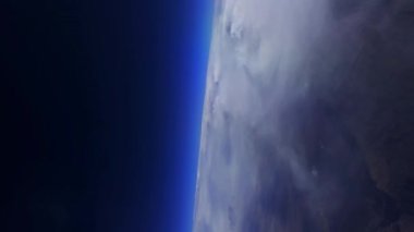 Dağ manzarasının üstündeki kanadın üstündeki uçak penceresinden manzara. Yüksek kalite 4k görüntü