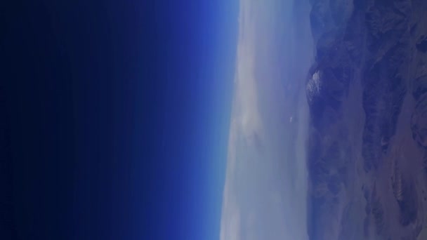 山の風景の翼の上の飛行機の窓からの美しい眺め 高品質の4K映像 — ストック動画
