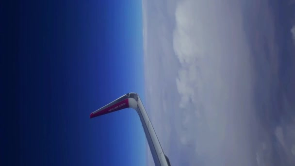 Het Pittoreske Uitzicht Vanuit Het Vliegtuigraam Vleugel Het Berglandschap Hoge — Stockvideo