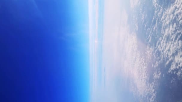 山の風景の翼の上の飛行機の窓からの美しい眺め 高品質の4K映像 — ストック動画