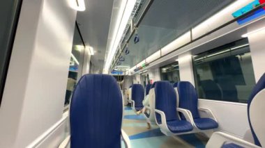 Modern bir trenin içi.