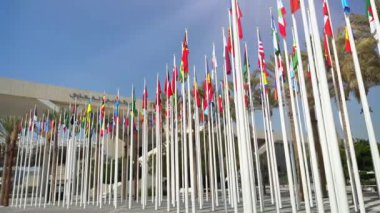 Mavi gökyüzünün arka planında farklı ülkelerin bayrakları. Yüksek kalite 4k görüntü