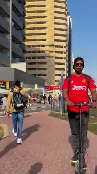 通行人は近代的な都市 タイムラプスを通過する 高品質のフルHd映像 — ストック動画
