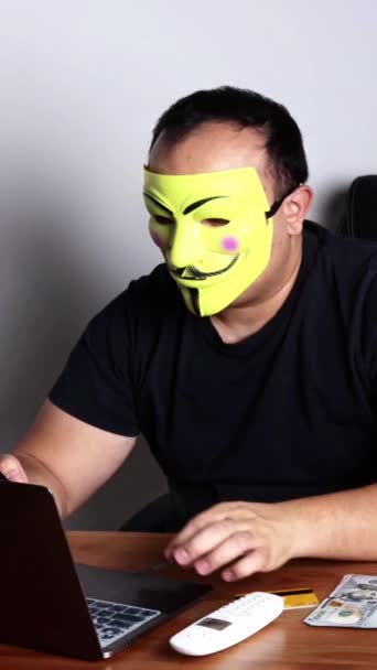 Internet Betrüger Maske Mit Telefonen Die Vor Dem Film Geld — Stockvideo