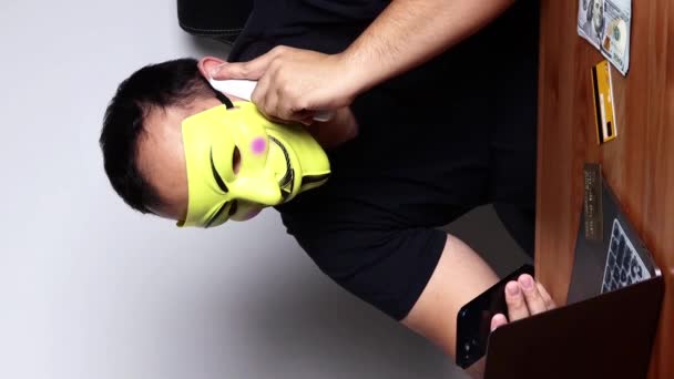Estafador Internet Máscara Con Teléfonos Que Cuentan Dinero Delante Película — Vídeos de Stock