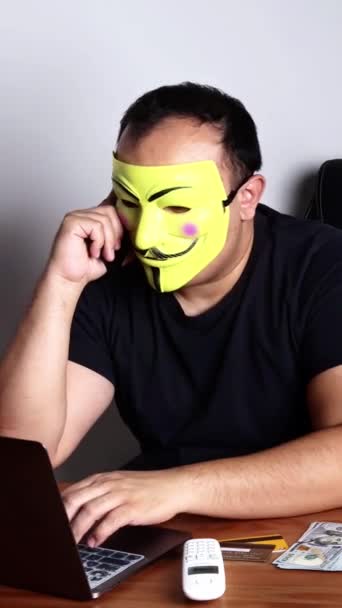 Escroc Internet Dans Masque Avec Des Téléphones Comptant Argent Devant — Video