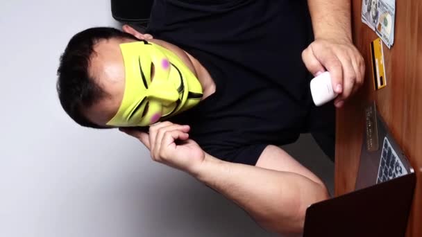 Internet Oplichter Masker Met Telefoons Tellen Geld Voorkant Van Laptop — Stockvideo