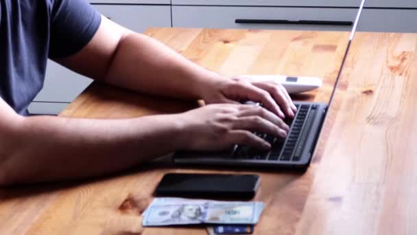 Mann Benutzt Smartphone Büro Mit Laptop — Stockvideo