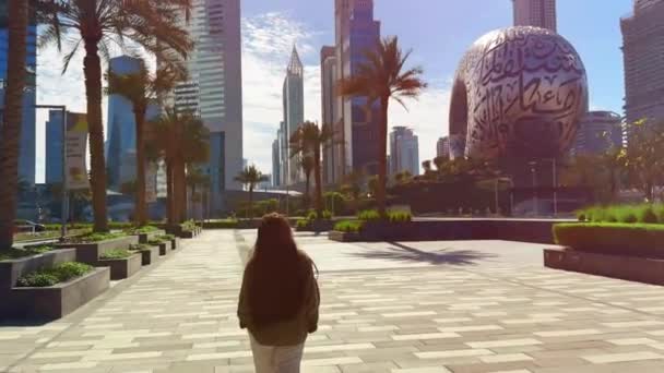 Жінка Йде Вулиці Проходячи Величні Будівлі Серед Міського Краєвиду Деревами — стокове відео