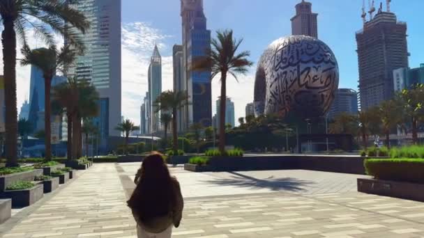 Женщина Прогуливается Улице Проходя Мимо Величественных Зданий Посреди Городского Горизонта — стоковое видео