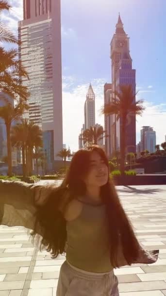 Ulici Kráčí Žena Míjí Majestátní Budovy Uprostřed Panoramatu Města Stromy — Stock video