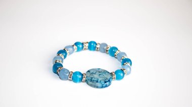 Mavi bilezik beyaz arkaplanda izole edildi