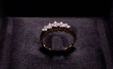 Siyah arkaplanlı elmas nişan yüzüğü..