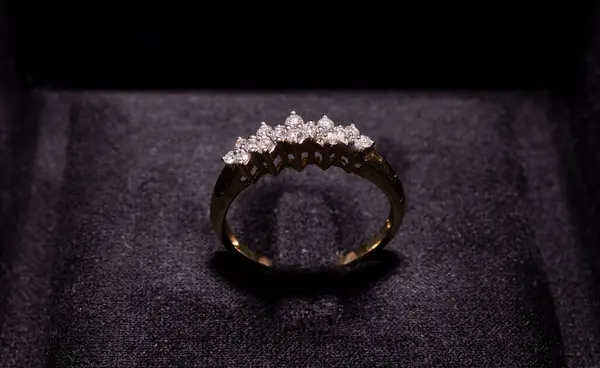 Siyah arkaplanlı elmas nişan yüzüğü..