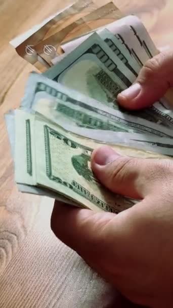 Primer Plano Las Manos Masculinas Contando Una Pila Billetes Estadounidenses — Vídeos de Stock