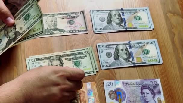Hand Met Amerikaanse Dollars Bankbiljetten Munten Een Houten Tafel — Stockvideo