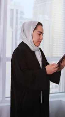 Stüdyoda geleneksel abaya elbisesiyle güzel bir Arap orta doğulu kadın Dubai 'de Arap Müslüman yetişkin kadın portresi, Birleşik Arap Emirlikleri. Yüksek kaliteli FullHD görüntüler