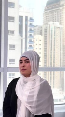 Stüdyoda geleneksel abaya elbisesiyle güzel bir Arap orta doğulu kadın Dubai 'de Arap Müslüman yetişkin kadın portresi, Birleşik Arap Emirlikleri. Yüksek kaliteli FullHD görüntüler