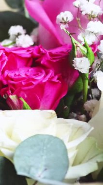 Vazodaki pembe güller bir buketin arka planında