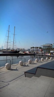 tel aviv, İsrail - Şubat 2019: Modern mimari ve İsrail 'in Tel Aviv şehrinin sokaklarındaki binalar.