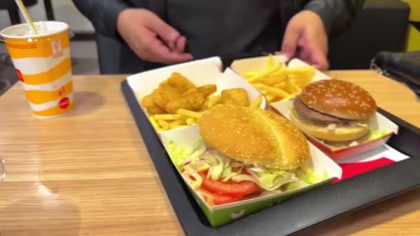 Tafel Met Bakjes Vol Fastfood Mcdonalds Restaurant Familie Die Ongezond — Stockvideo