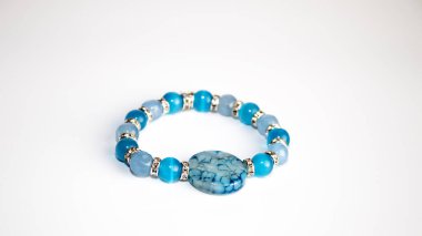 Doğal taşlarla süslenmiş takı boncukları, Jasper 'ın izole edilmiş kristalleri. Yüksek kalite fotoğraf